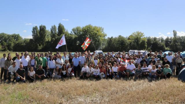 Voluntarias y voluntarios de EAJ-PNV que prepararon ayer el escenario en que se va a desarrollar Alderdi Eguna