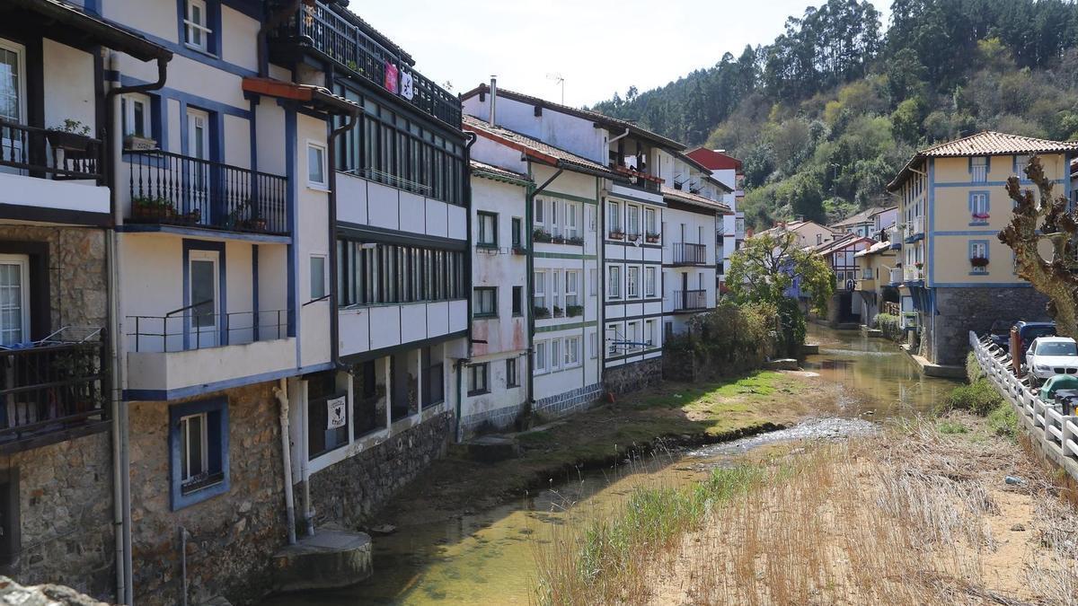 Ea cuenta con un número significativo de viviendas que permanecen vacías durante gran parte del año.