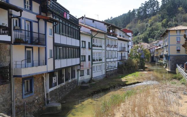 Ea cuenta con un número significativo de viviendas que permanecen vacías durante gran parte del año.