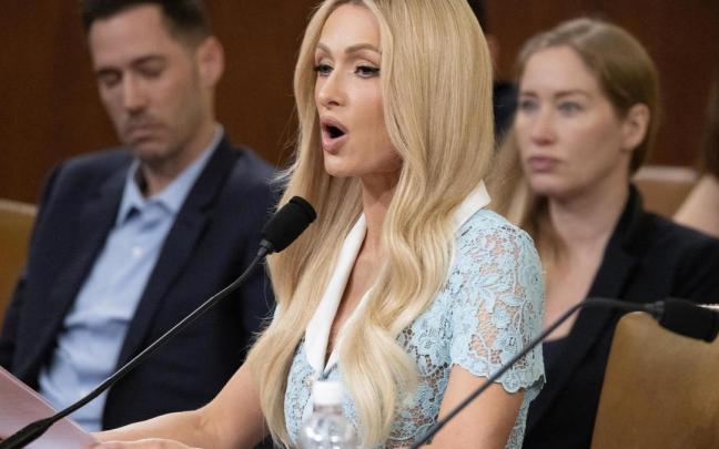 Paris Hilton durante su comparecencia en el Congreso de los EEUU