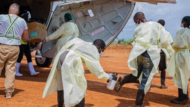 Personal sanitario con trajes de protección realiza labores de desinfección antes de transportar suministros médicos para combatir la epidemia de ébola en Mongbwalu, Ituri.
