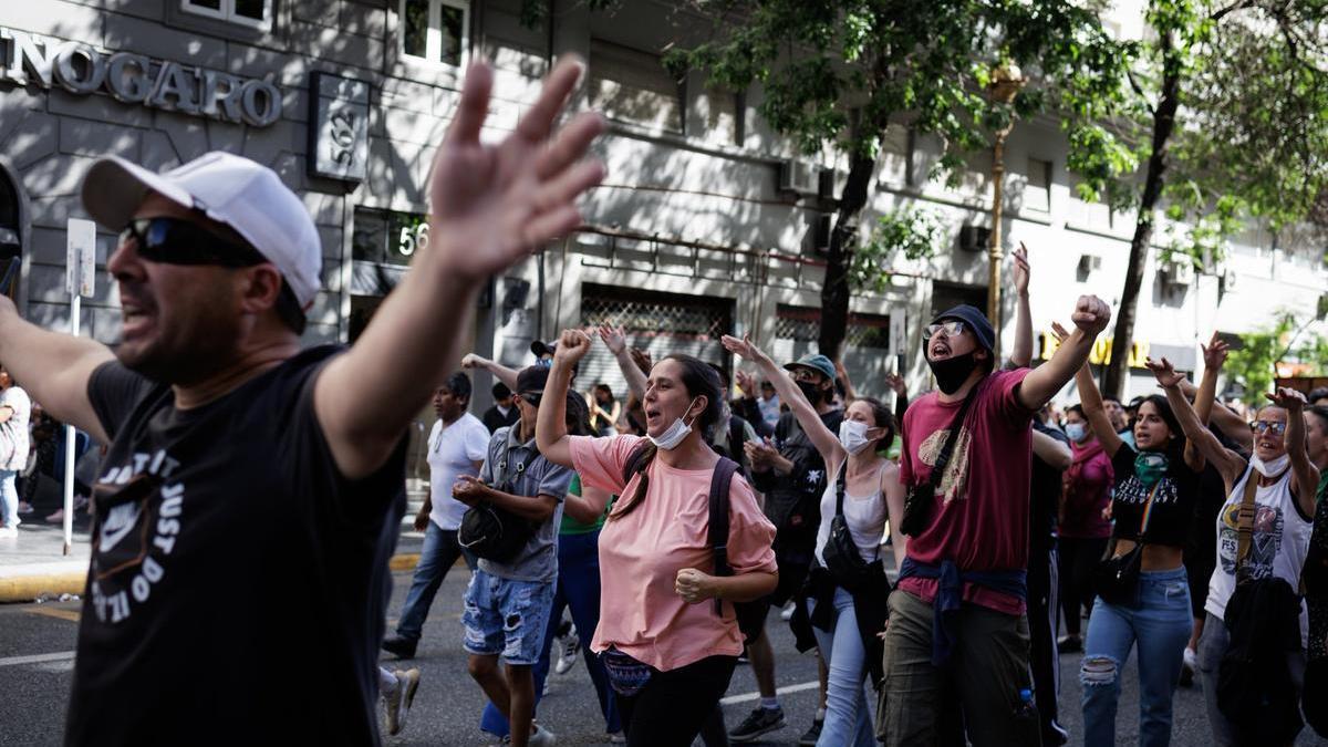 Ciudadanos gritan consignas contra el Gobierno presidente de Argentina, Javier Milei, en Buenos Aires.