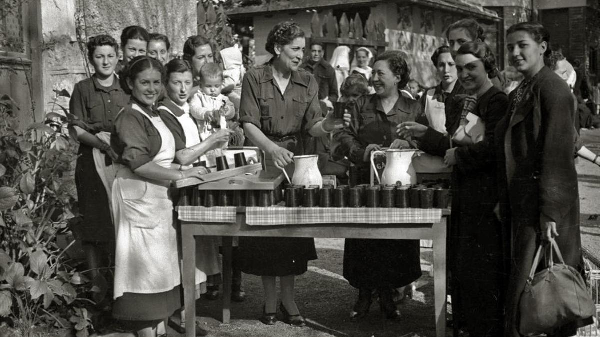 Un grupo de mujeres participa en un reparto de comida en una localidad indeterminada de Gipuzkoa durante el franquismo.