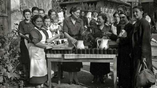 Un grupo de mujeres participa en un reparto de comida en una localidad indeterminada de Gipuzkoa durante el franquismo.