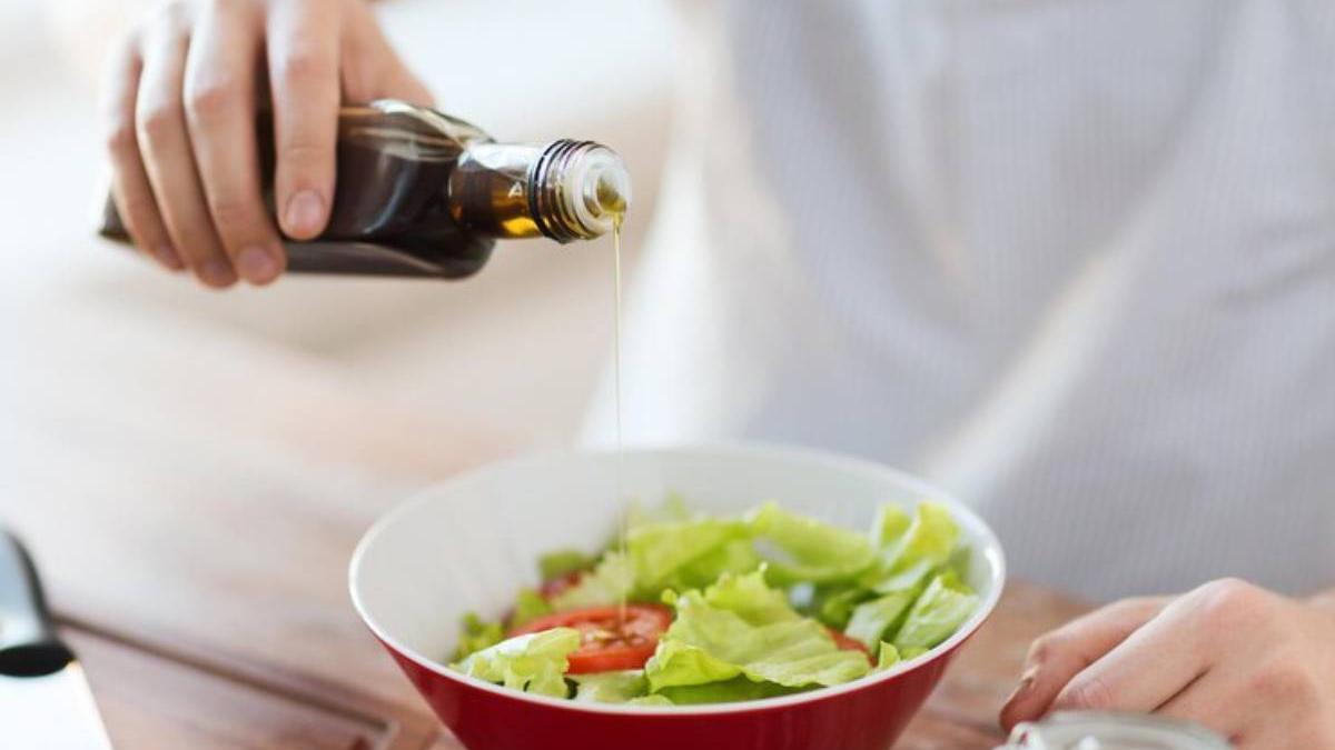 Aliñar una ensalada con aceite