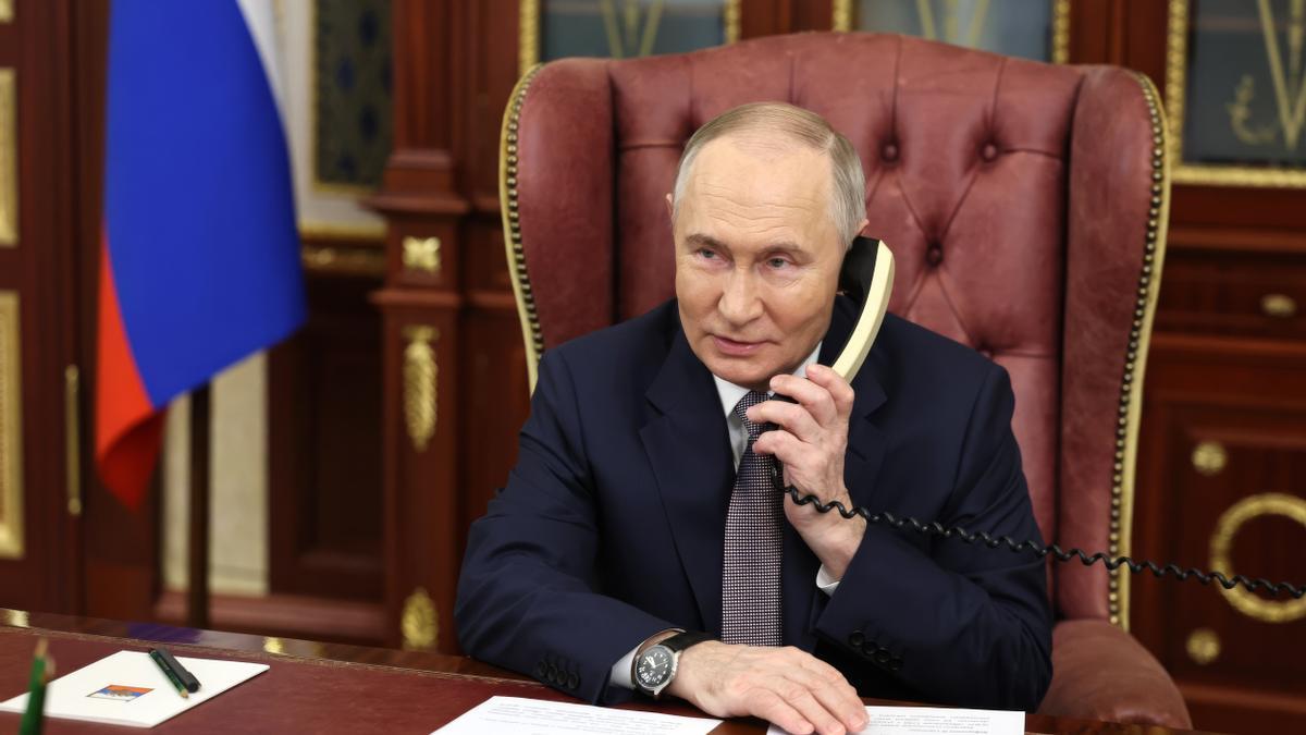 Putin mantiene una conversación telefónica en una imagen de archivo.