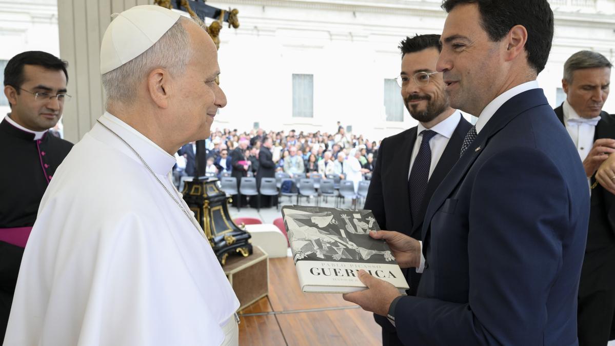 El Papa León XIV y el lehendakari, Imanol Pradales.