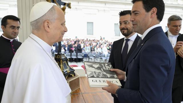 El Papa León XIV y el lehendakari, Imanol Pradales.
