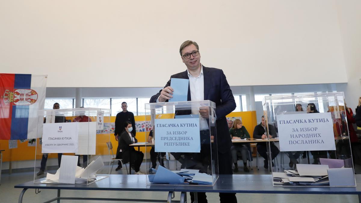 Aleksandar Vucic deposita su voto en las elecciones serbias.