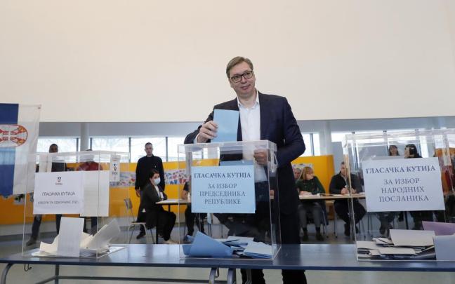 Aleksandar Vucic deposita su voto en las elecciones serbias.