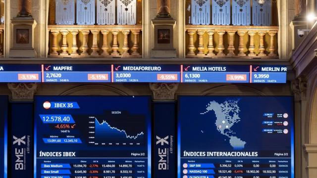 Dos paneles del IBEX 35 en el Palacio de la Bolsa de Madrid.