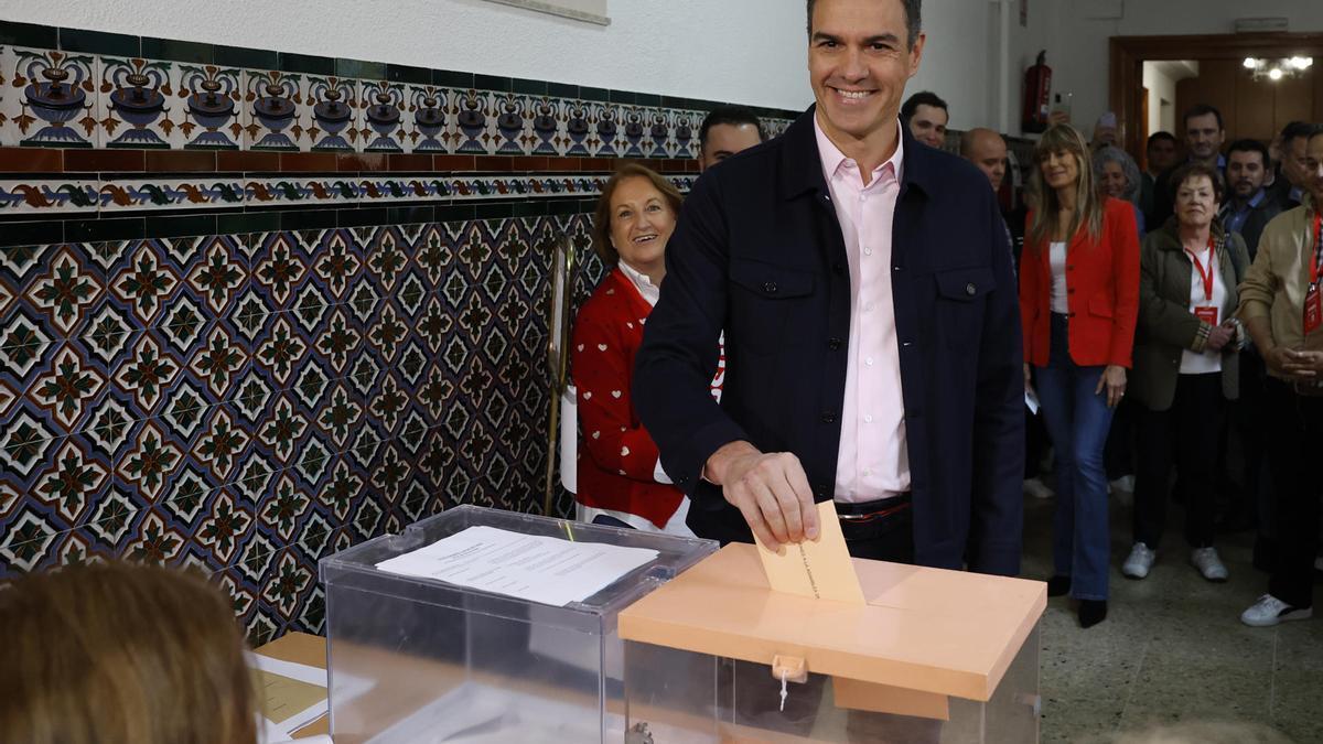 Pedro Sánchez, en el momento de depositar su voto