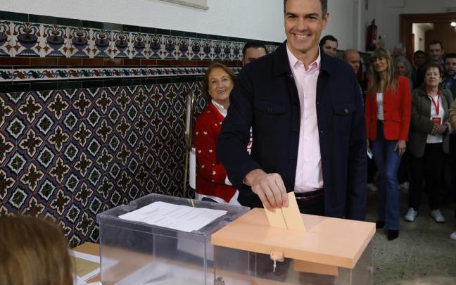 Pedro Sánchez, en el momento de depositar su voto
