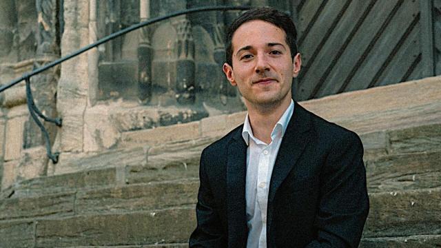El organista Mikel Ansola hará sonar las notas del órgano Cavaillé-Coll de la parroquia de Azkoitia este sábado.