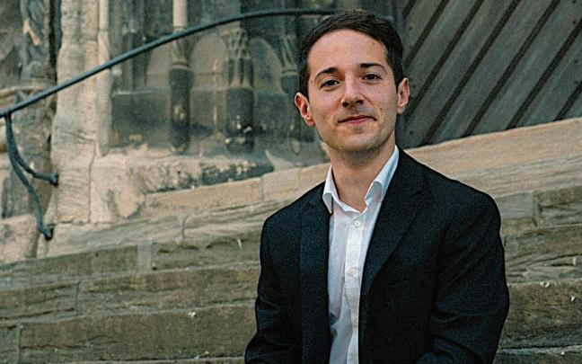 El organista Mikel Ansola hará sonar las notas del órgano Cavaillé-Coll de la parroquia de Azkoitia este sábado.