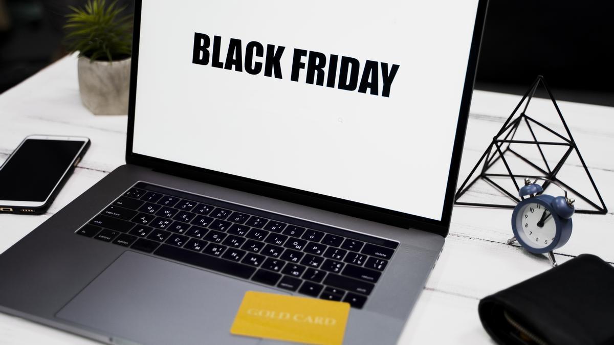 Consumo constata que varios operadores de comercio electrónico habrían subido los precios justo antes del Black Friday para luego volver a bajarlos.