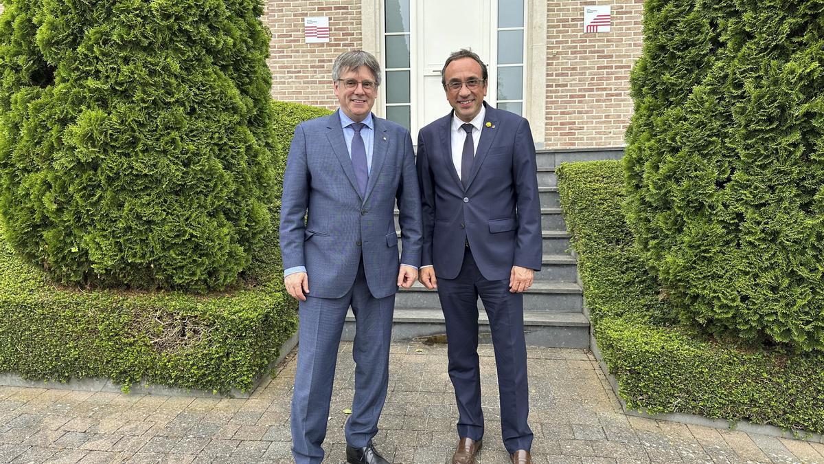 El líder de Junts, Carles Puigdemont, y el presidente del Parlament catalán, Josep Rull, durante el encuentro que mantuvieron en Waterloo, el pasado 20 de junio. Foto: E.P.