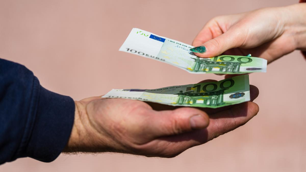 Mujer entregando dinero a un gestor de d