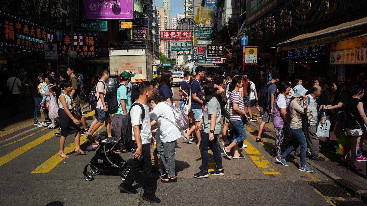 Personas cruzando la calle en Hong Kong, China