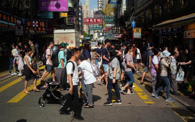 Personas cruzando la calle en Hong Kong, China Personas cruzando la calle en Hong Kong, China