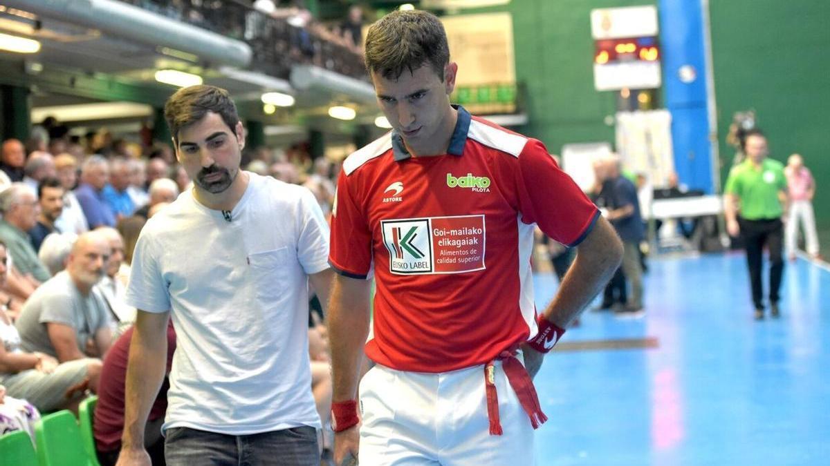 Urrutikoetxea se retira a vestuarios tras haber sufrido la lesión en el gemelo.