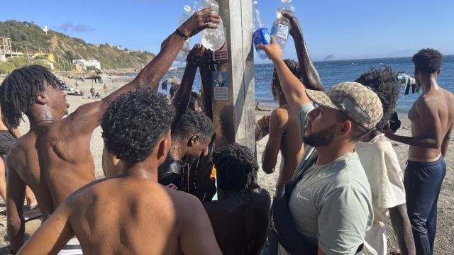 Un grupo de migrantes en la playa de Ceuta