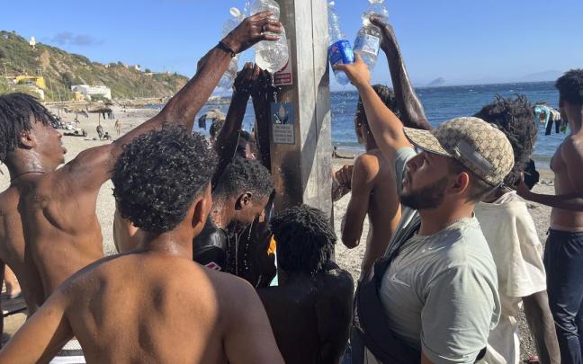 Un grupo de migrantes en la playa de Ceuta