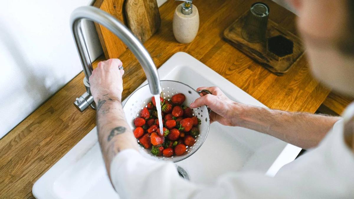 Lavar las fresas antes de consumirlas para evitar la infección por hepatitis A.