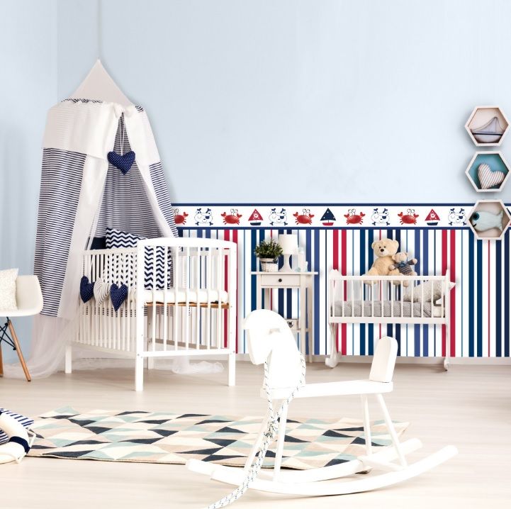 Arrimadero de papel pintado en una habitación de bebé.