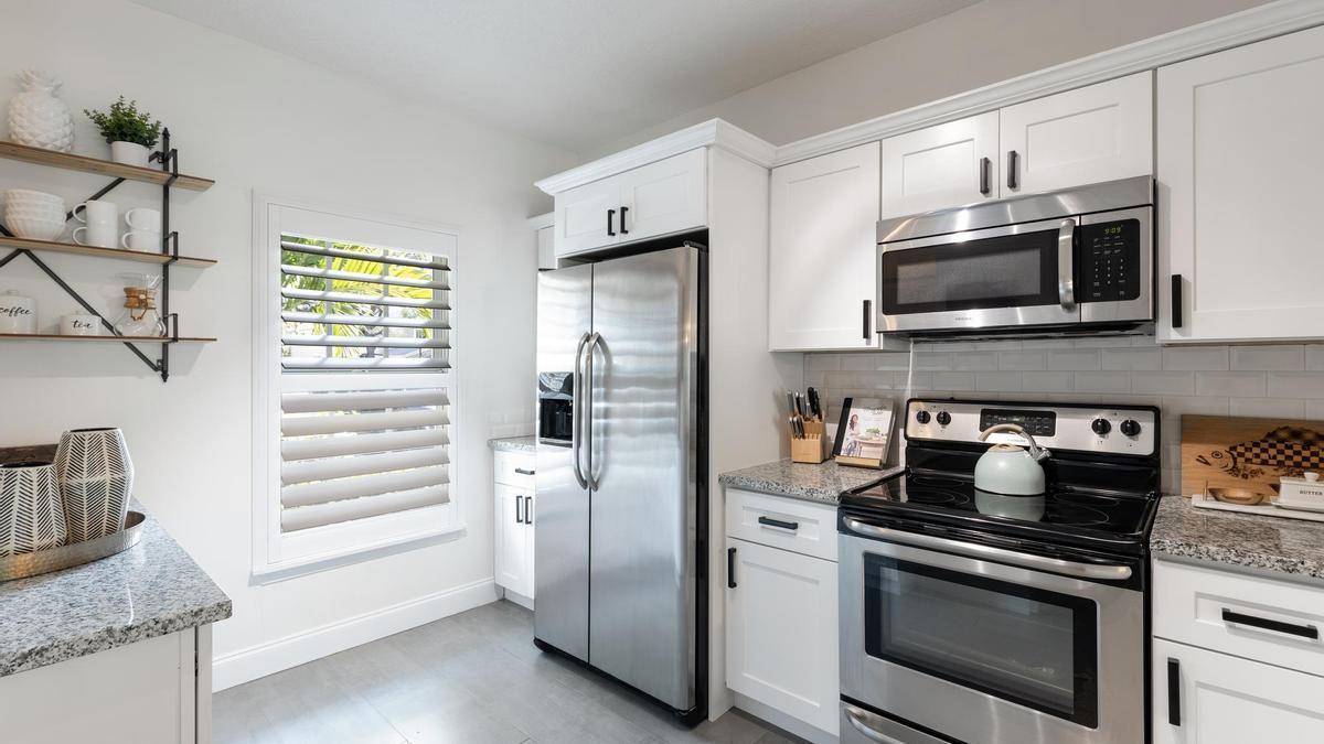 Cocina con electrodomésticos acabados en acero inoxidable.