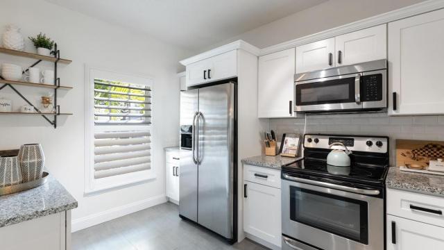 Cocina con electrodomésticos acabados en acero inoxidable.