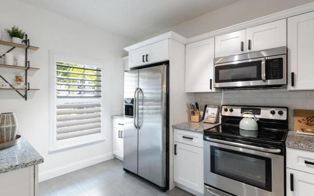 Cocina con electrodomésticos acabados en acero inoxidable.