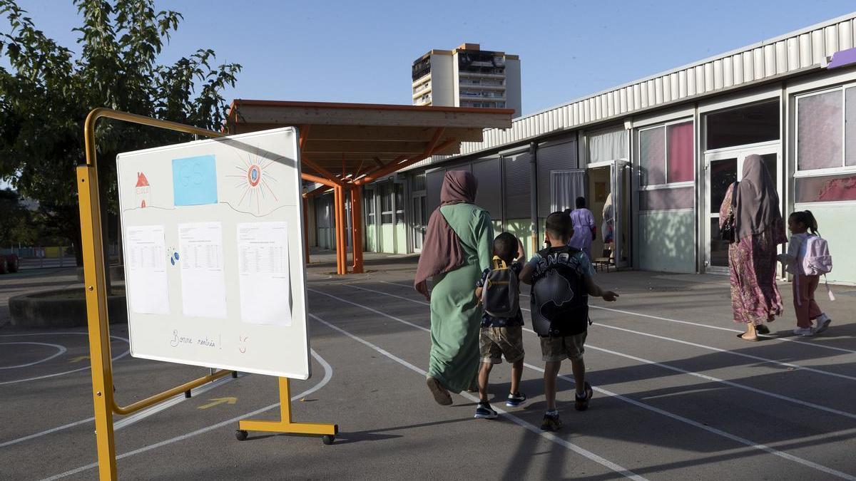Varias mujeres musulmanas llevan a sus hijos al colegio en Montpellier.