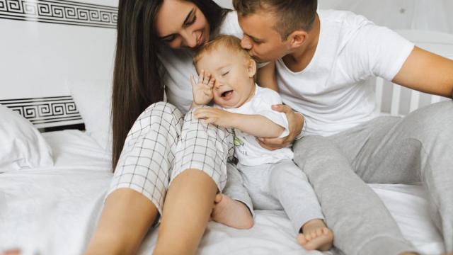 Unos padres con su bebé.