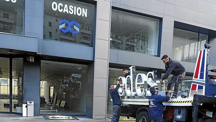 Retirada de los carteles de los concesionarios del polígono de Olaso.