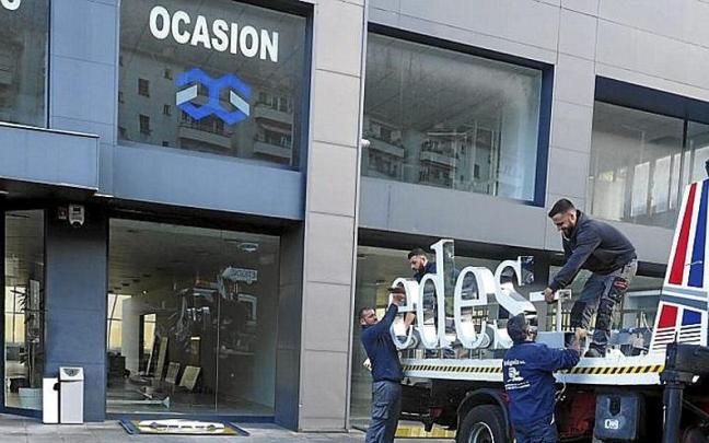 Retirada de los carteles de los concesionarios del polígono de Olaso.