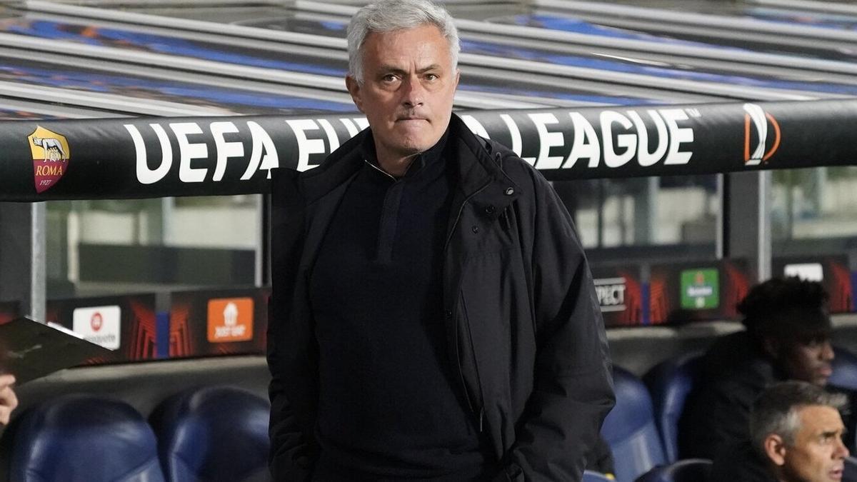 El entrenador Jose Mourinho, durante el Real Sociedad Roma de Europa League en Anoeta. / RUBÉN PLAZA