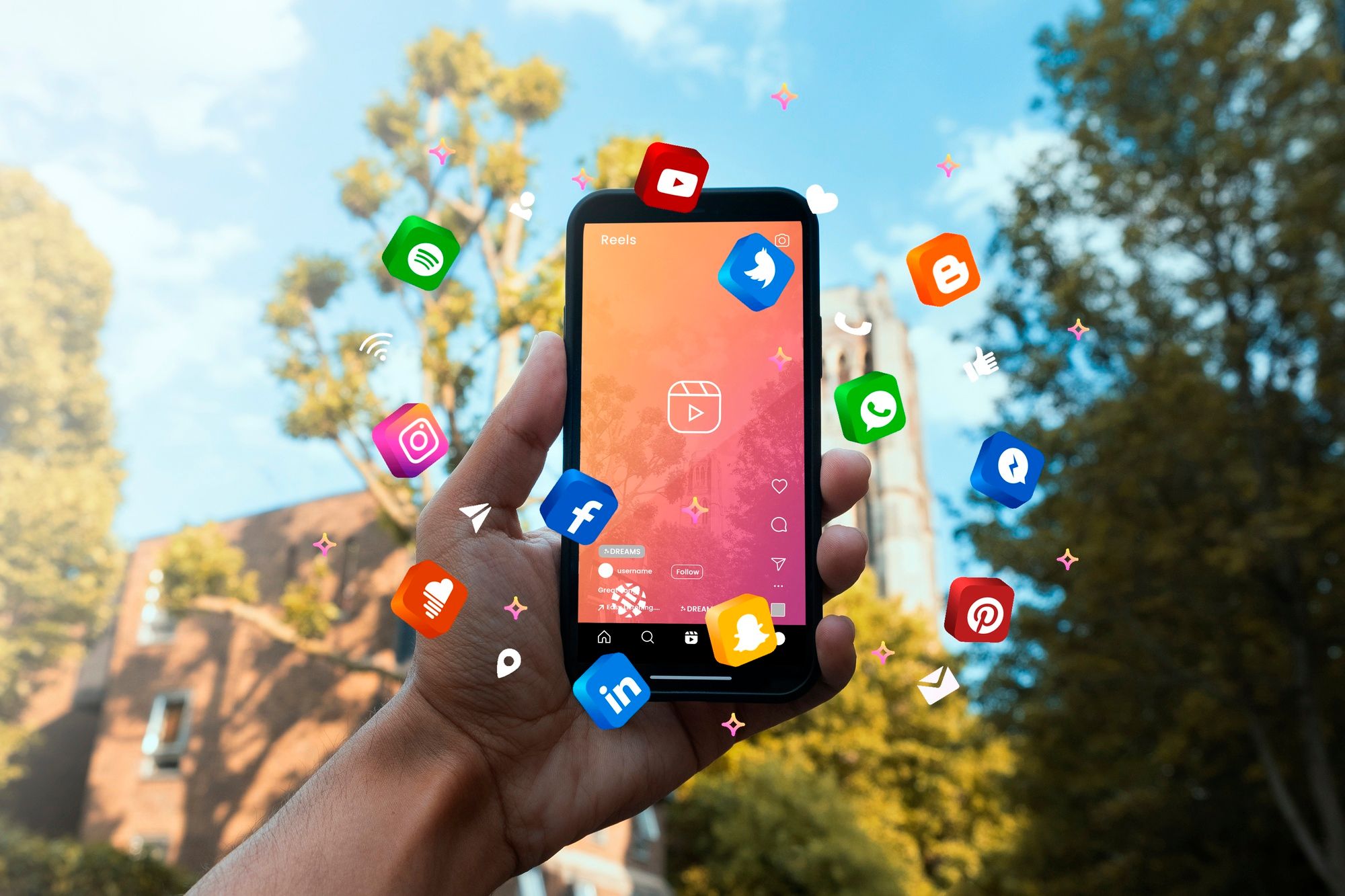Un teléfono móvil rodeado de iconos de redes sociales. Un teléfono móvil rodeado de iconos de redes sociales.