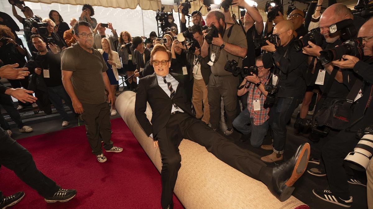 El humorista Conan O'Brien, presentador de la 97ª edición de los Premios Oscar, en la alfombra roja.