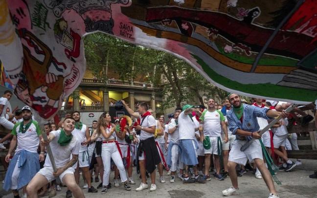 Salida de las peñas de la Plaza de Toros el pasado 13 de julio.