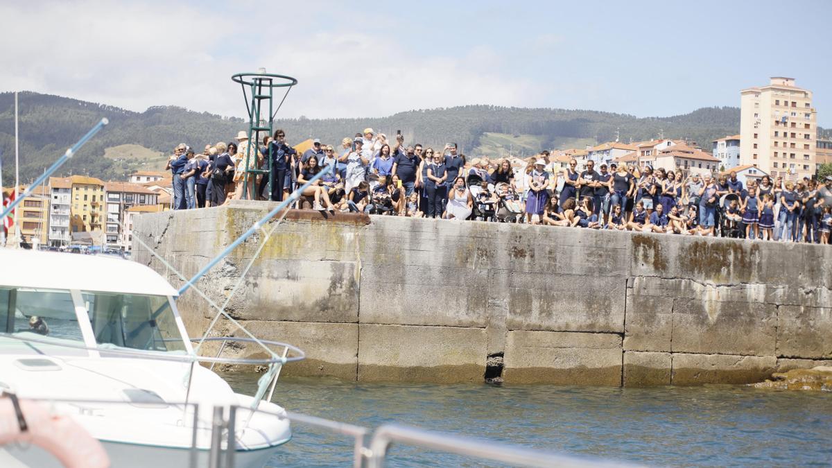 Bermeo cumple con la tradición en Madalenas: lanzamiento de la teja con un recuerdo especial para Palestina