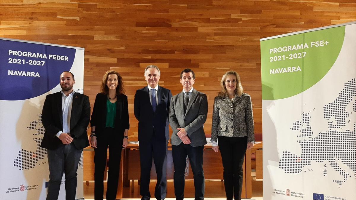 Sergio Pérez García, director general de Acción Exterior del Gobierno de Navarra; Esperanza Samblás, directora general de Fondos del Ministerio de Hacienda del Gobierno de España; Vicente Rodríguez Sáez, jefe de unidad d