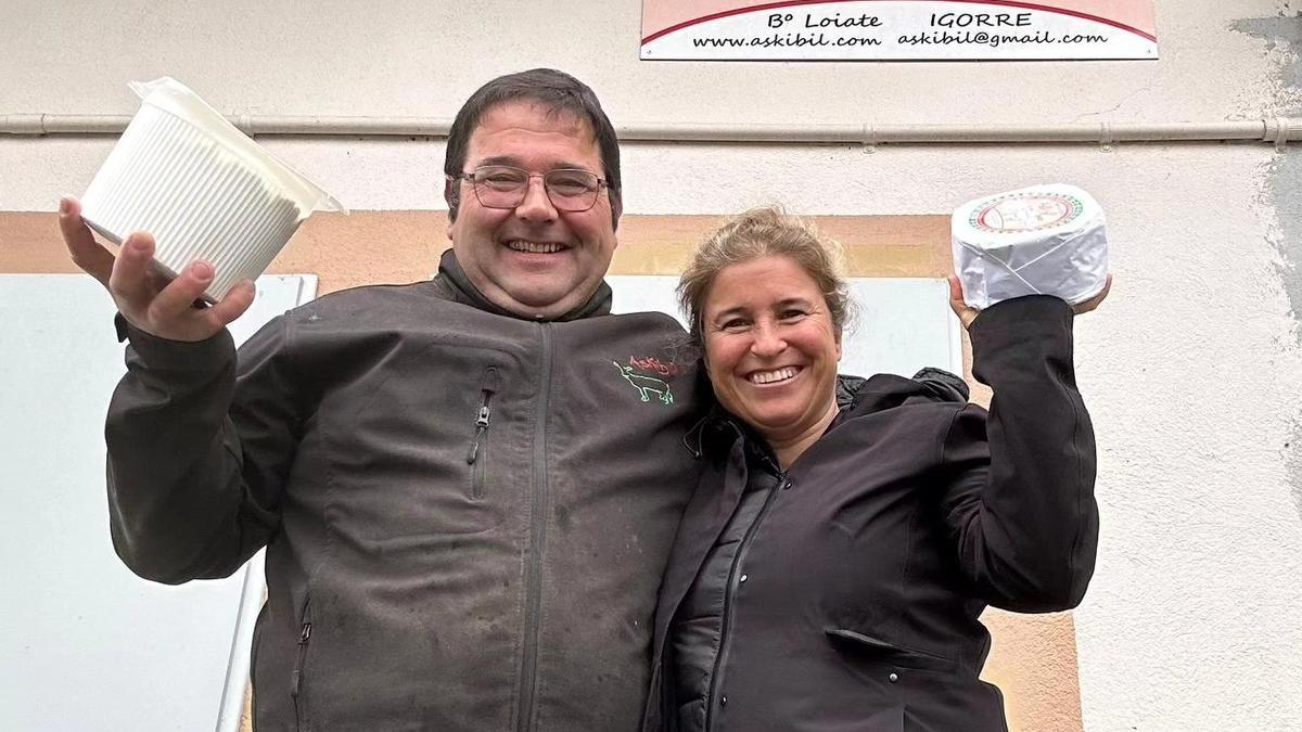 Andoni y Zuriñe comparten proyecto profesional y familiar en la Quesería Askibil de Igorre