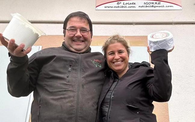 Andoni y Zuriñe comparten proyecto profesional y familiar en la Quesería Askibil de Igorre