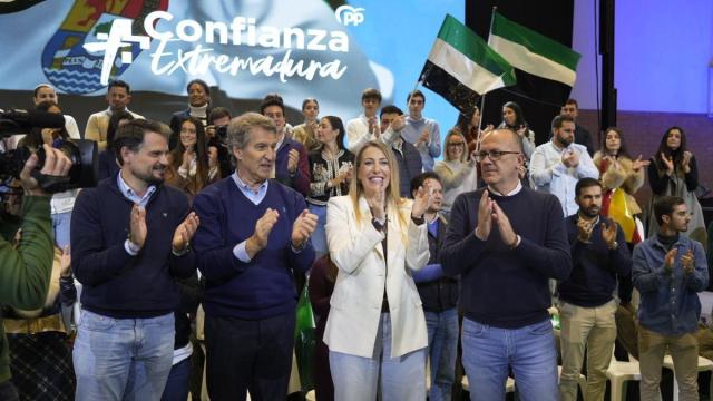El presidente del PP, Alberto Núñez Feijóo (2i), la presidenta del PP de Extremadura y candidata a la reelección a la Presidencia de la Junta, María Guardiola (2d).