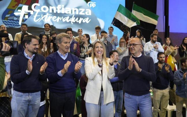 El presidente del PP, Alberto Núñez Feijóo (2i), la presidenta del PP de Extremadura y candidata a la reelección a la Presidencia de la Junta, María Guardiola (2d).