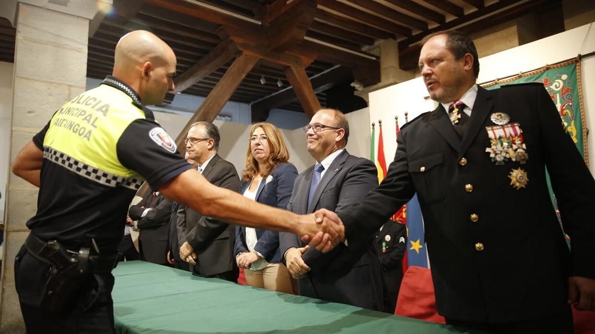 Sala de armas de la Ciudadela en la celebración del día de la Policía Municipal de Pamplona en 2014, con Santamría en primer plano.