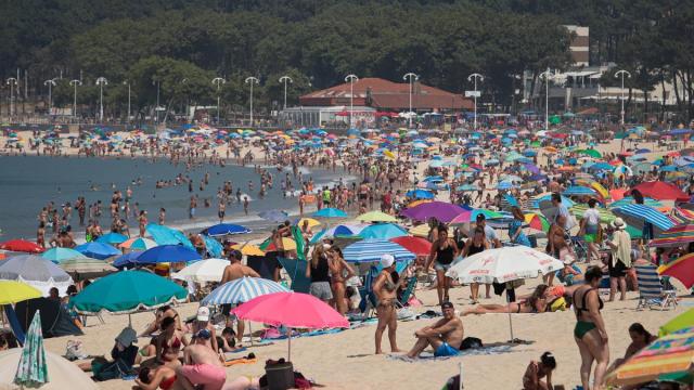 Decenas de bañistas en la playa en una imagen de archivo de una ola de calor anterior
