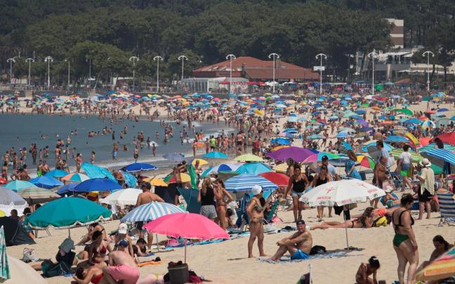 Decenas de bañistas en la playa en una imagen de archivo de una ola de calor anterior