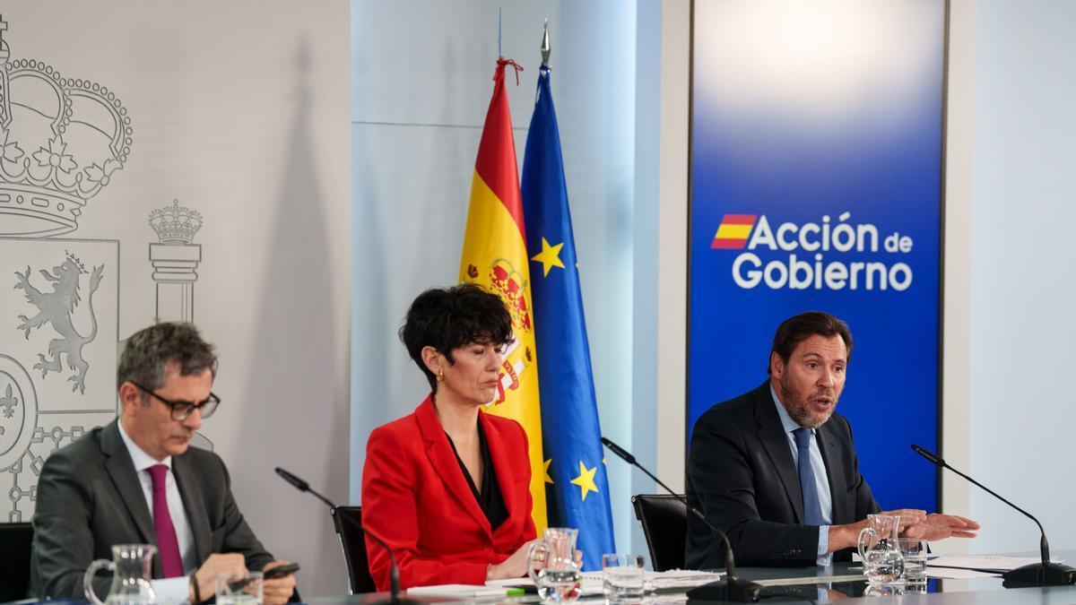 El ministro de Justicia, Félix Bolaños, la portavoz del Gobierno, Elma Saiz, y el ministro de Transporte y Movilidad Sostenible, Óscar Puente.